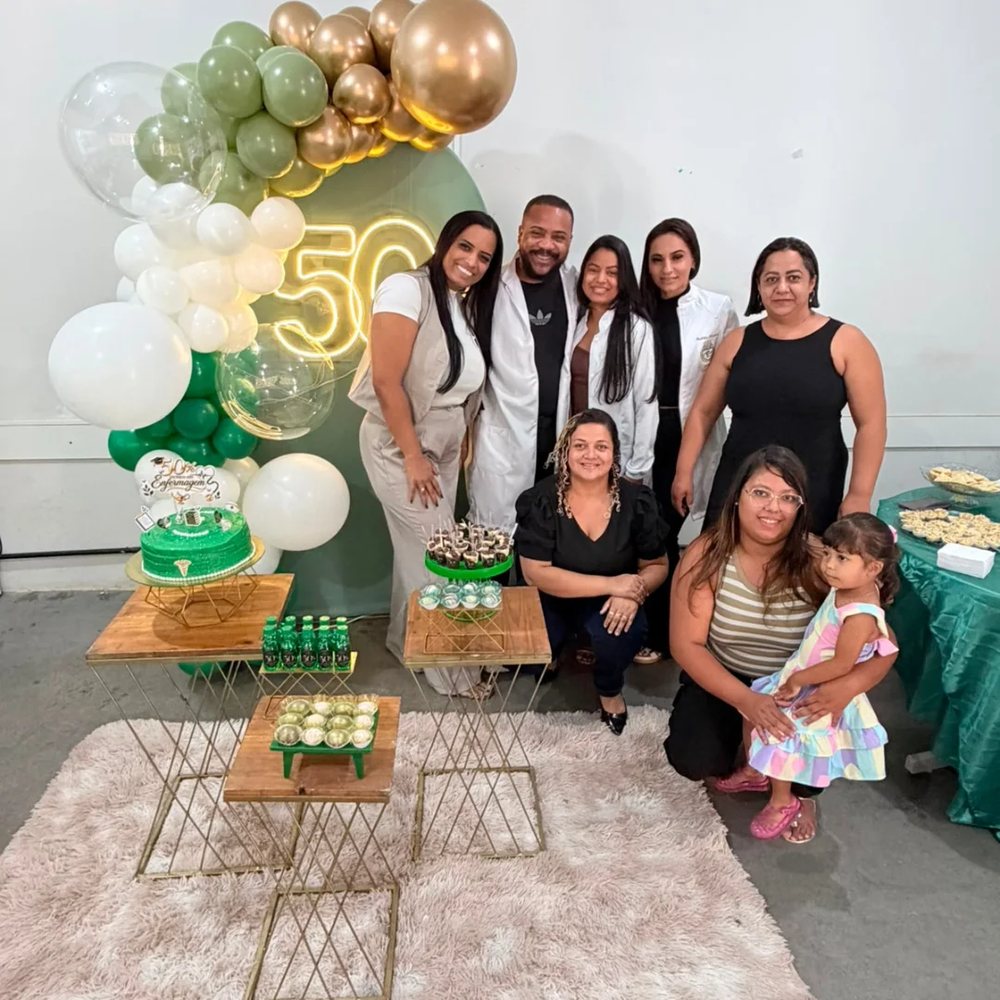 Turma 16 B do Colégio CTS comemorando 50% do curso concluído