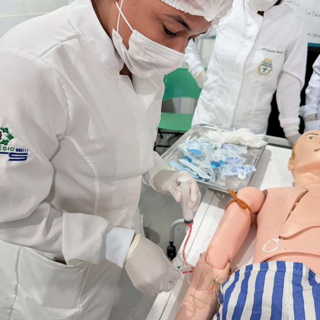 Aluna do Colégio CTS em aula prática de punção venosa periférica no laboratório
